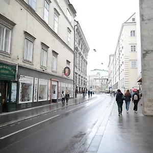 Heart Of Vienna- Next To Albertina , Vienne Autriche